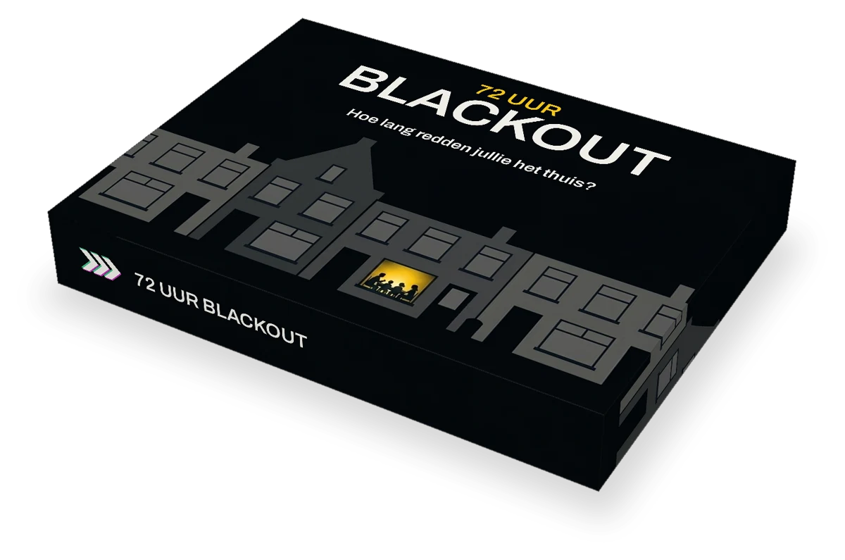 De doos van het kaartspel 72 Uur Blackout: een donkere straat met één verlicht raam waarachter mensen aan tafel zitten